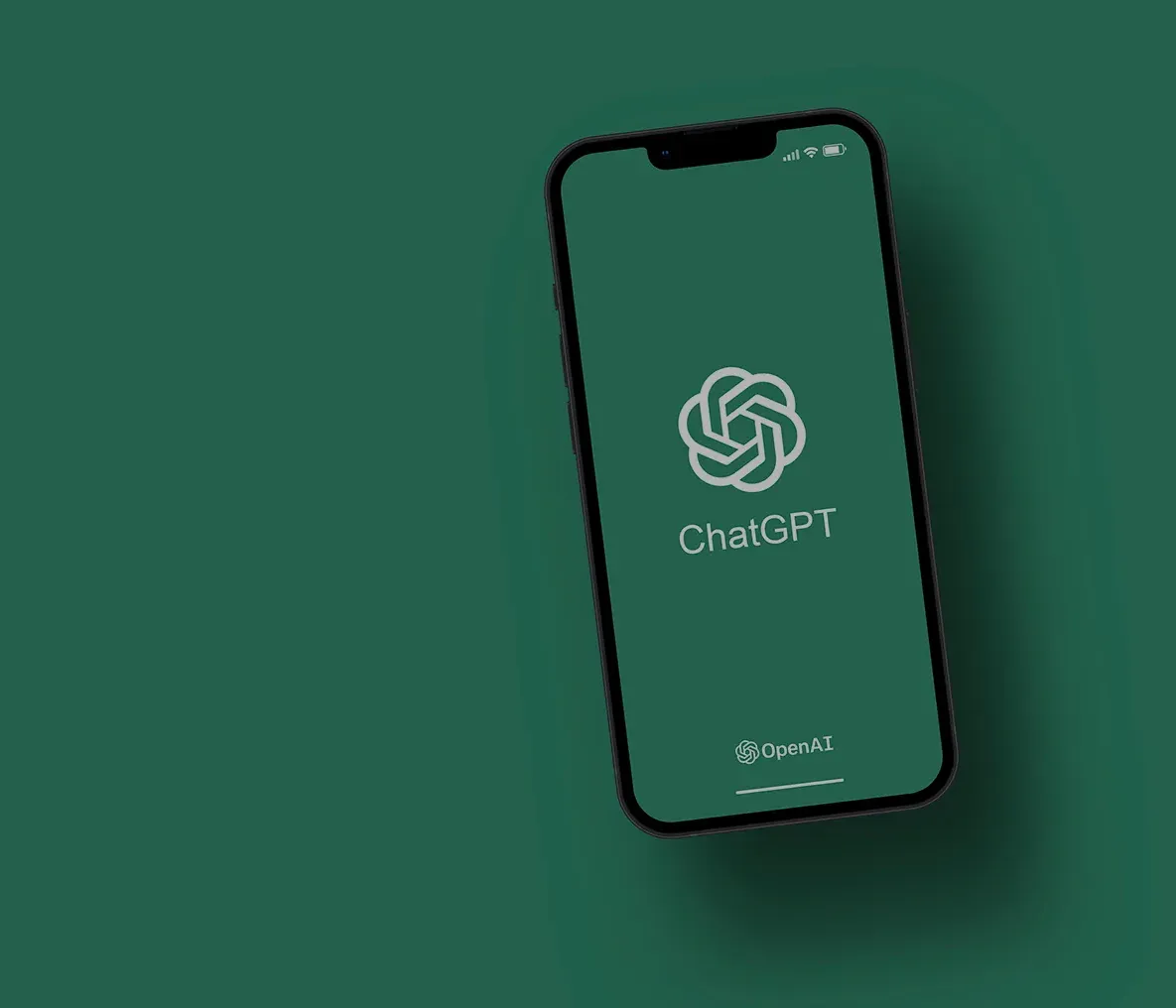 Uno smartphone con il logo di ChatGPT sullo schermo.