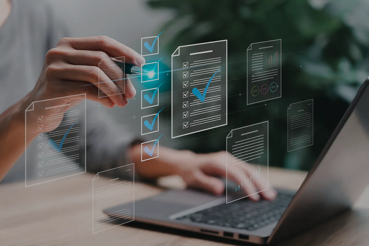 Persona che utilizza un laptop mentre interagisce con un'interfaccia digitale trasparente che mostra documenti virtuali e checklist con segni di spunta blu. L'immagine rappresenta il concetto di digitalizzazione e gestione dei processi aziendali (Business Process Management).