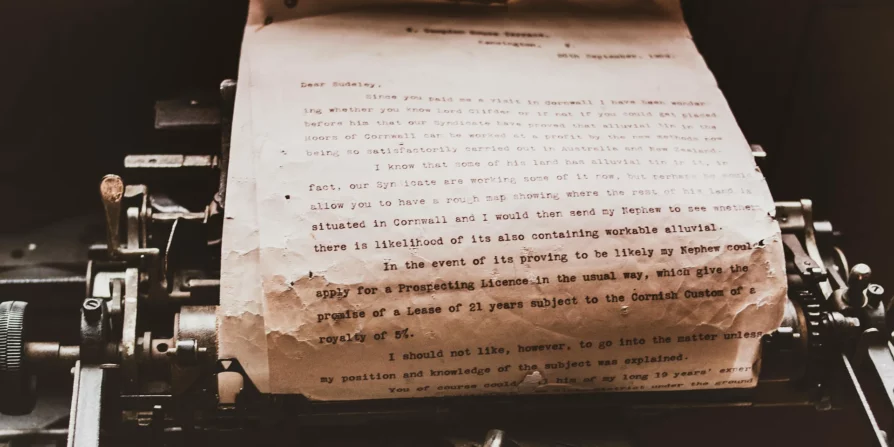 Lettera scritta su una macchina da scrivere con foglio di carta sgualcito, creando un'atmosfera vintage